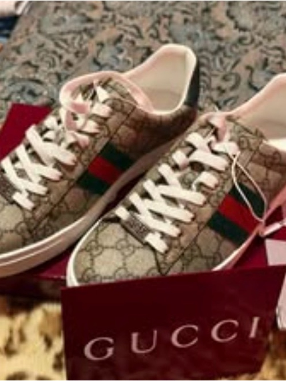 Gucci GG Supreme Low-Top Sneaker in Beige with Red & Green Stripe